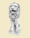 Скульптура лев сидя на подставке